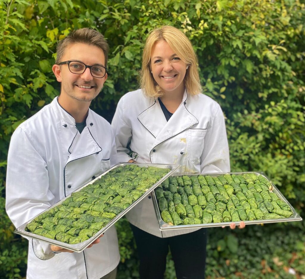 Andrina und Oli, zwei junge Menschen Ende zwanzig - sie aus den Bergen, er aus dem Flachland - das ist die vertretBar. 